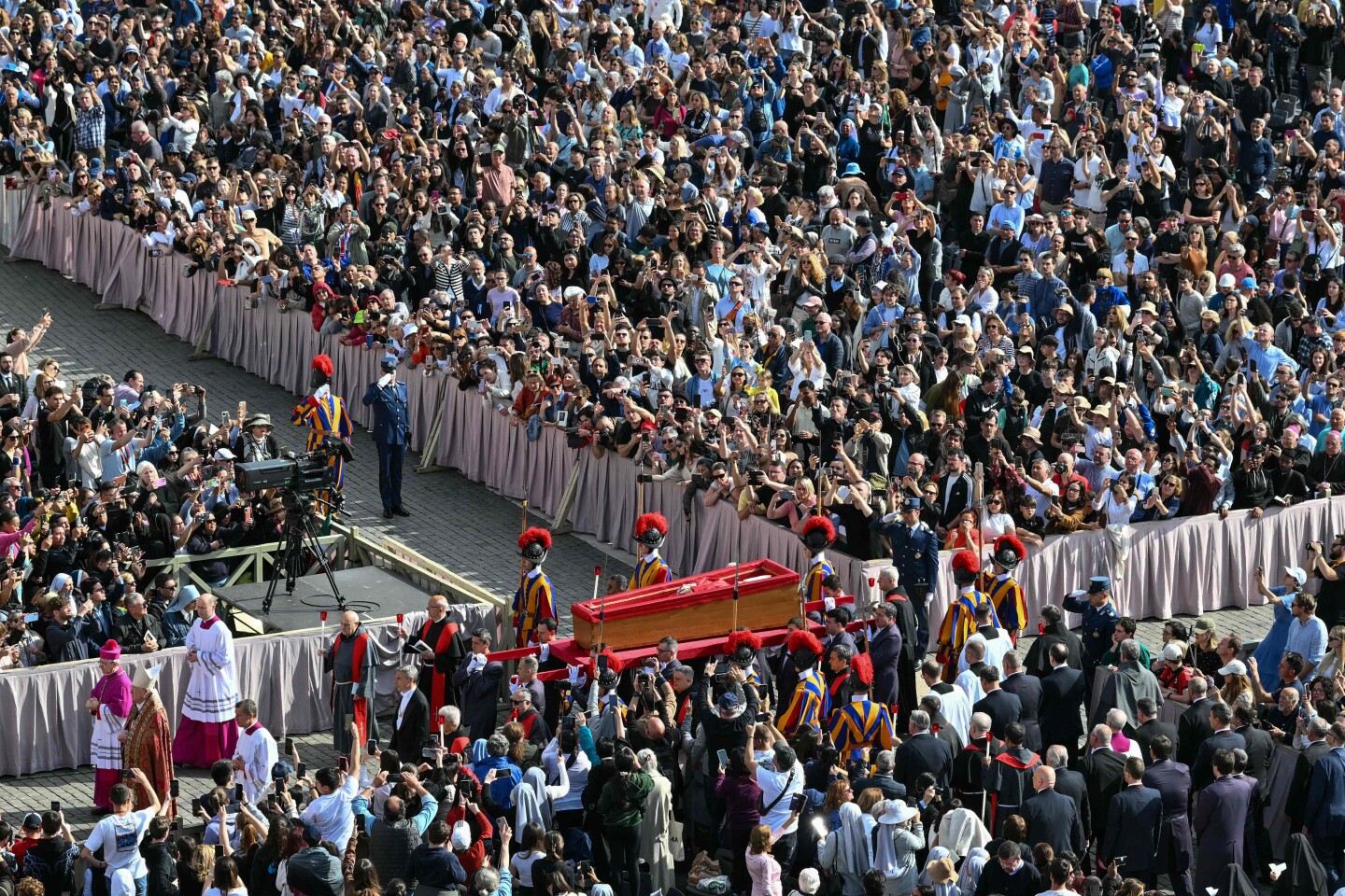 Los portadores del féretro, junto a la Guardia Suiza, llevan el ataúd del difunto Papa Francisco mientras es trasladado desde la capilla de Santa Marta.