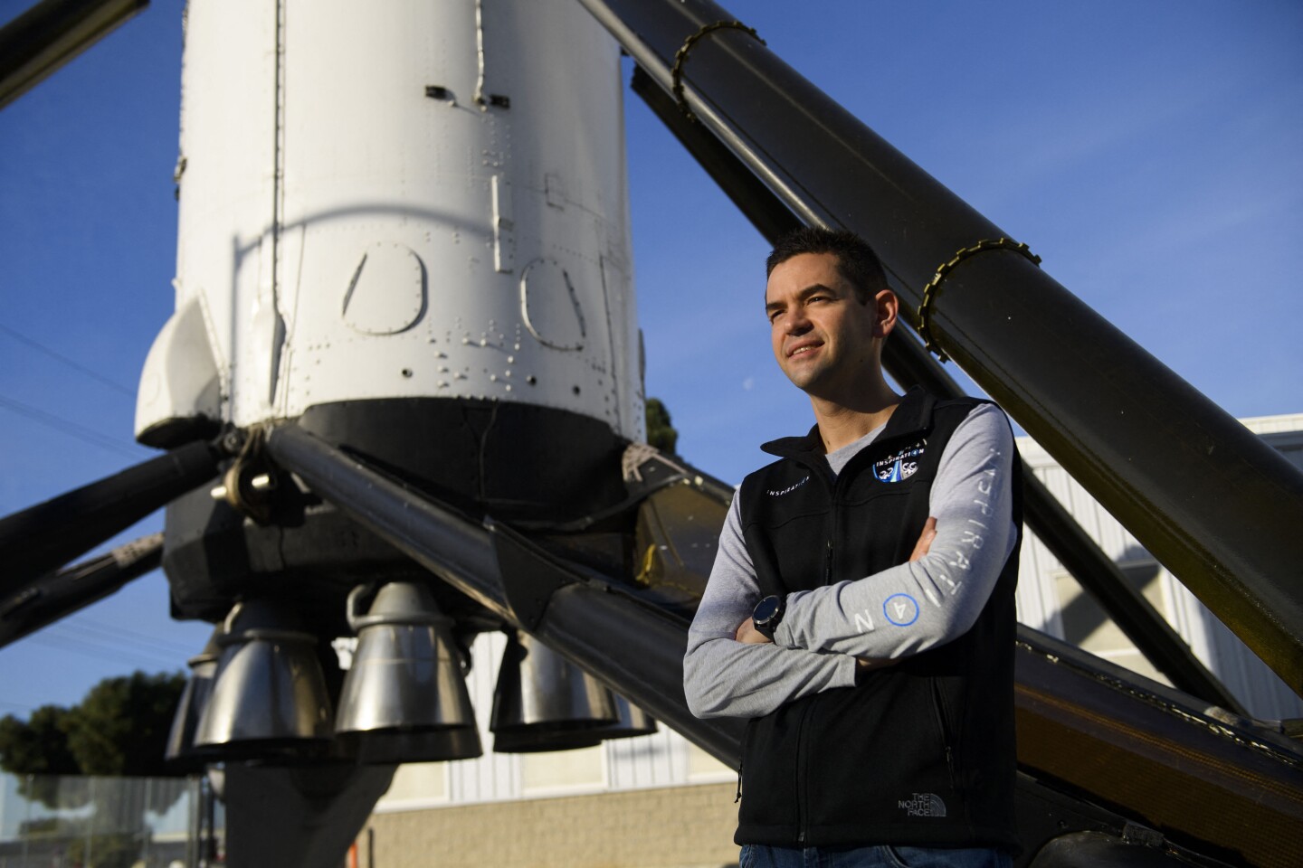 El comandante de la misión Inspiration4, Jared Isaacman, fundador y director ejecutivo de Shift4 Payments, posa para un retrato frente a la primera etapa recuperada de un Falcon 9.