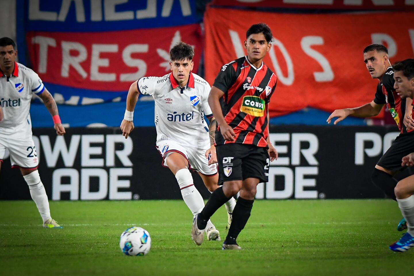 Alexis Castro (Nacional) y Mauro Cachi (Fénix) en el Gran Parque Central