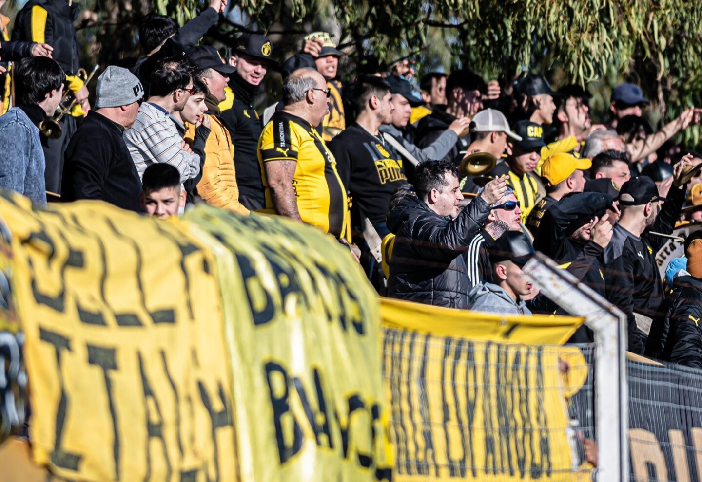 Hinchas de Peñarol en el Parque Saroldi.