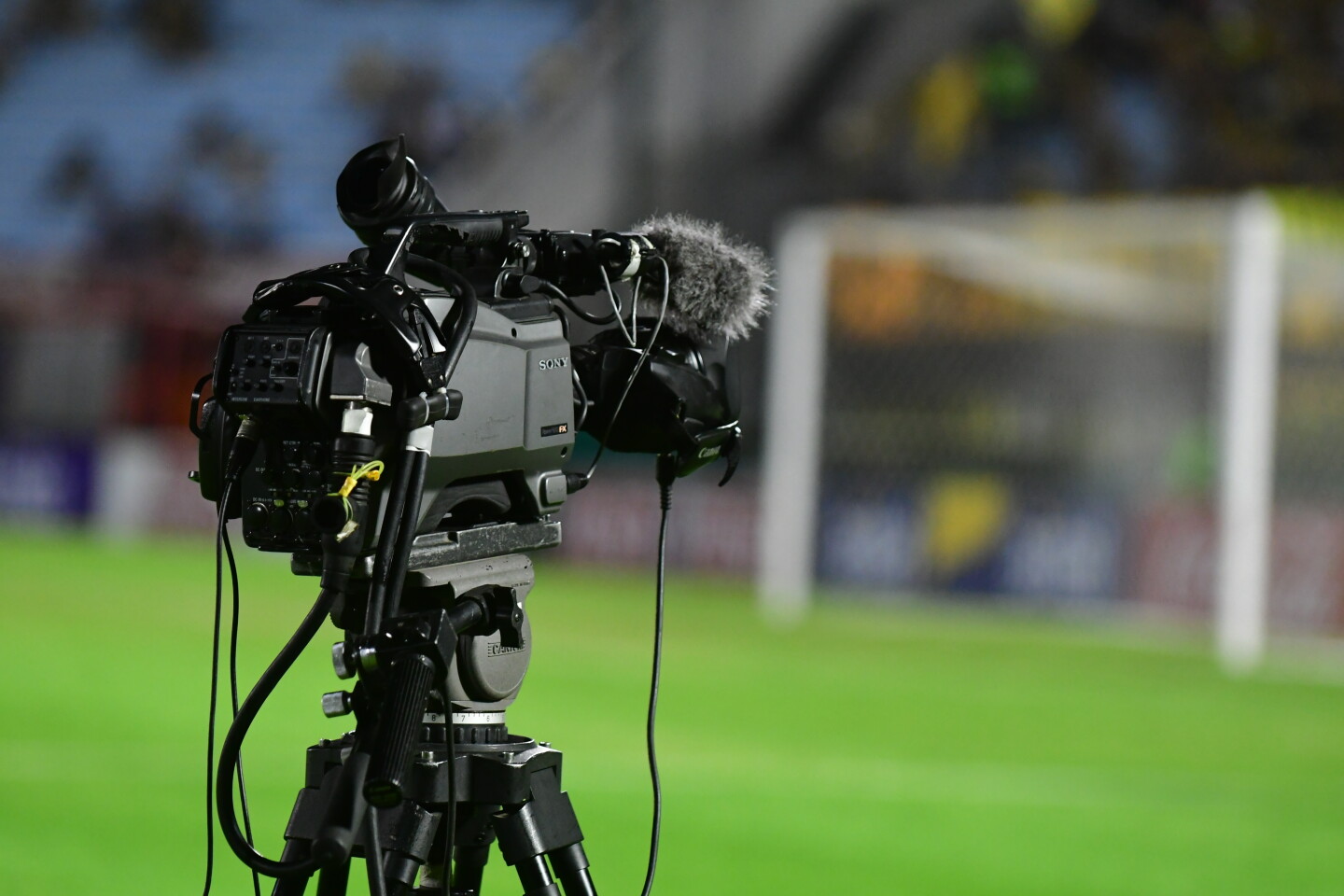 Cámara de televisión durante un partido del fútbol uruguayo en el estadio Centenario.