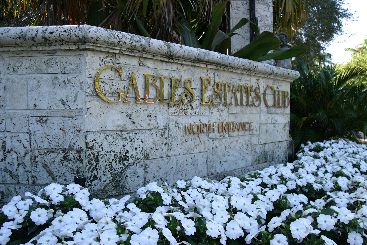 Entrada al Gables Estates Membership, Florida.