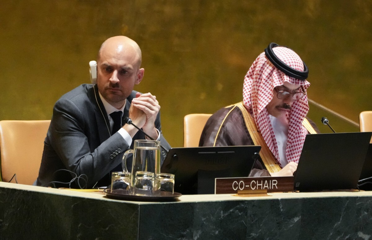 Los copresidentes, el ministro de Asuntos Exteriores saudí, Faisal bin Farhan Al-Saud (der.), y el ministro de Asuntos Exteriores francés, Jean-Noël Barrot, asisten a una conferencia sobre la solución de dos Estados para Israel y los palestinos en la sede de la ONU el 28 de julio de 2025 en la ciudad de Nueva York.