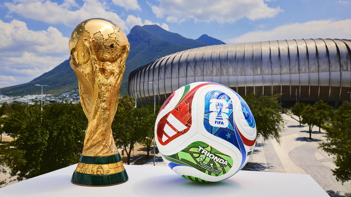 La Copa del Mundo y Trionda, la pelota oficial del Mundial de Estados Unidos, Canadá y México 2026.