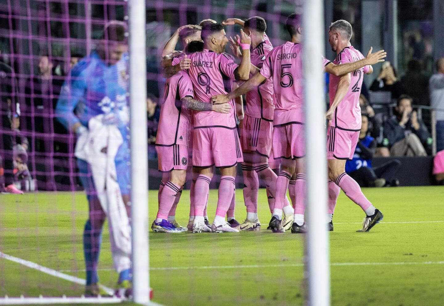 El festejo de Luis Suárez junto a sus compañeros del Inter Miami.