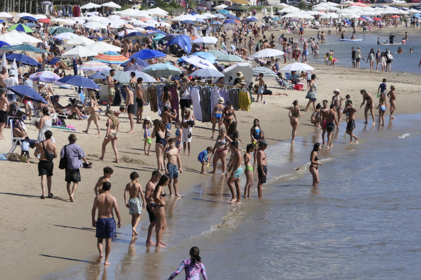 Sombrillas y reposeras de edificios privados en las playas de Punta del Este. Foto: Ricardo Figueredo/El País.