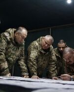 Oleksandr Sirski. El comandante en jefe del Ejército de Ucrania ayer con sus colaboradores revisando el avance de la guerra