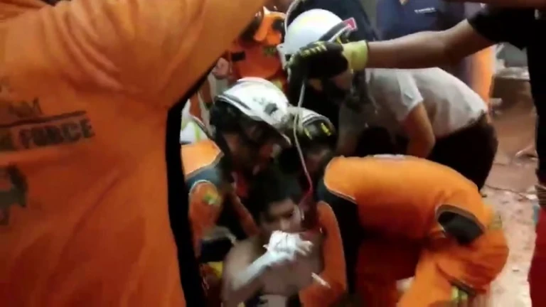 Bomberos rescata a un hombre en Birmania a cinco días del terremoto