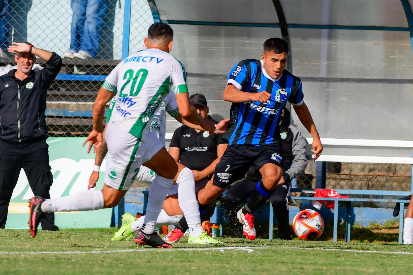 Nicolás Vallejo encarando en Liverpool vs. Plaza Colonia.