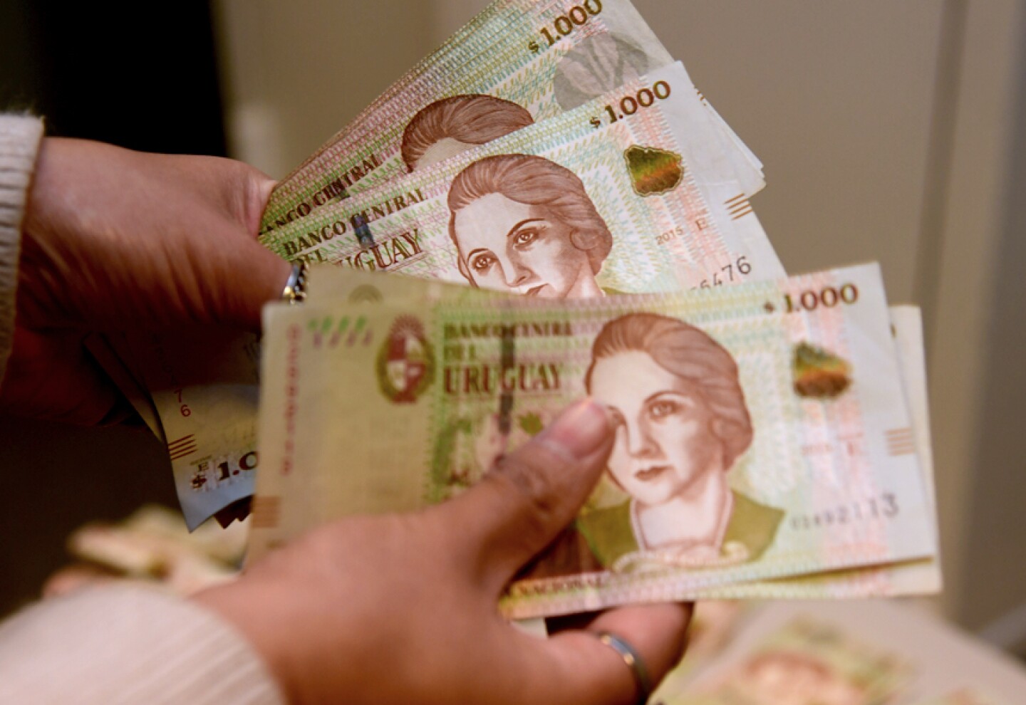 Billetes de mil pesos uruguayos.