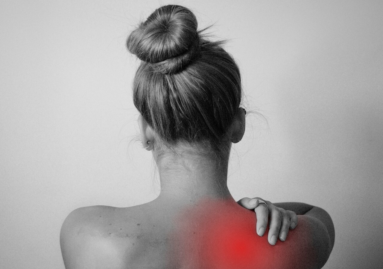 Mujer con dolor de espalda - contractura