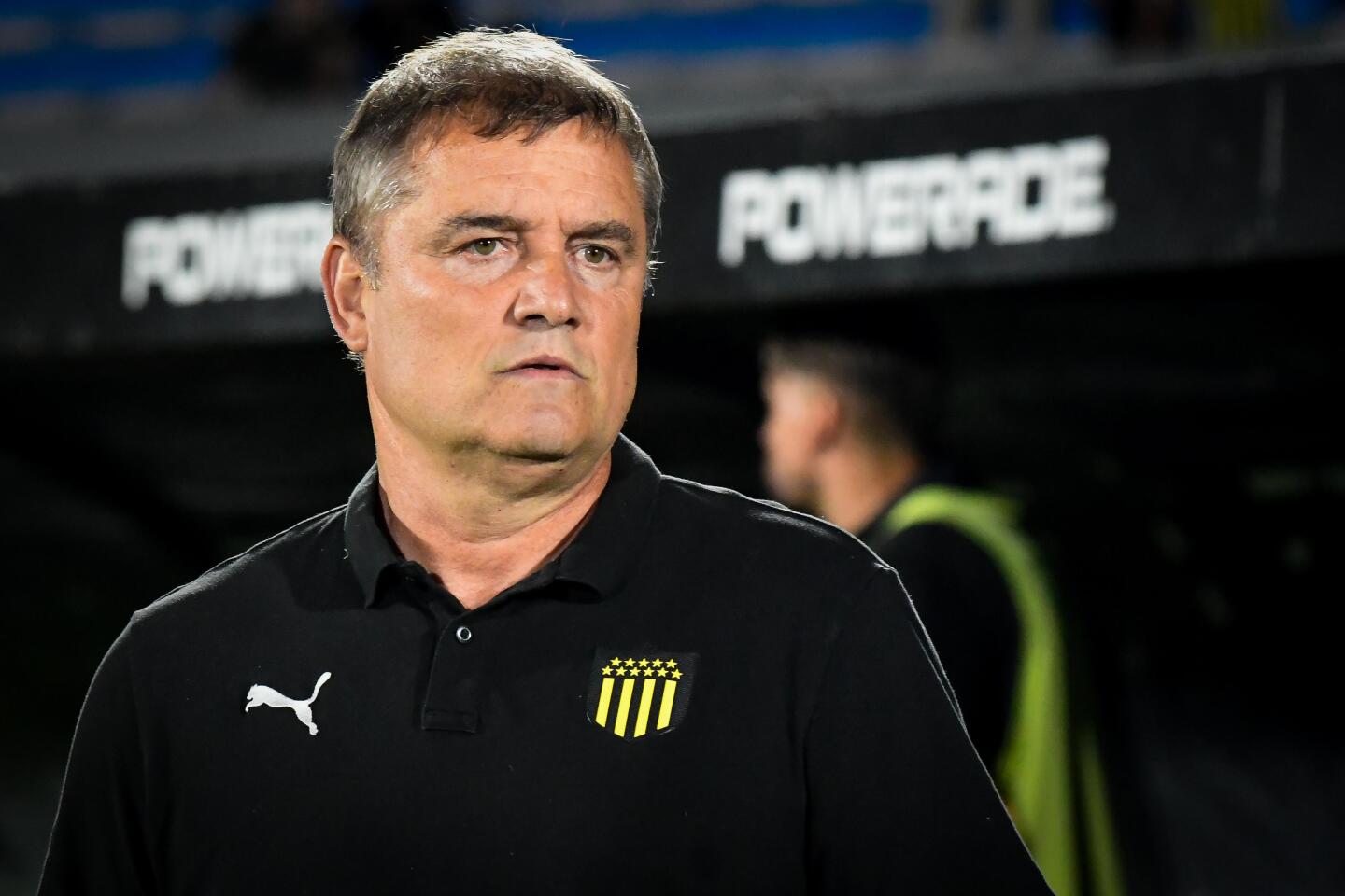 Diego Aguirre, entrenador de Peñarol, durante el partido ante Progreso en el estadio Centenario.