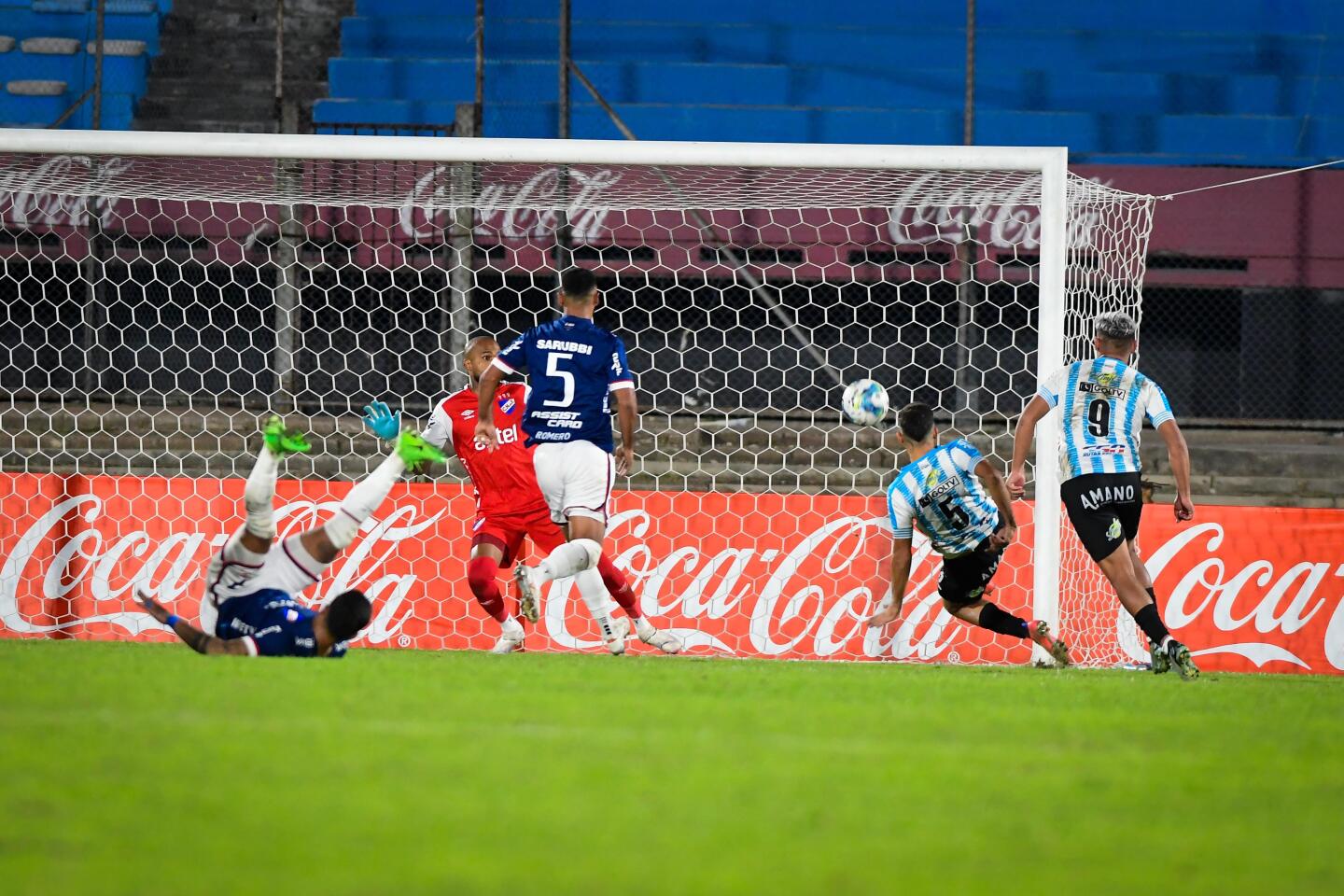 El gol de Cerro por intermedio de Macelli; no definió del todo bien, pero igual pudo marcar.