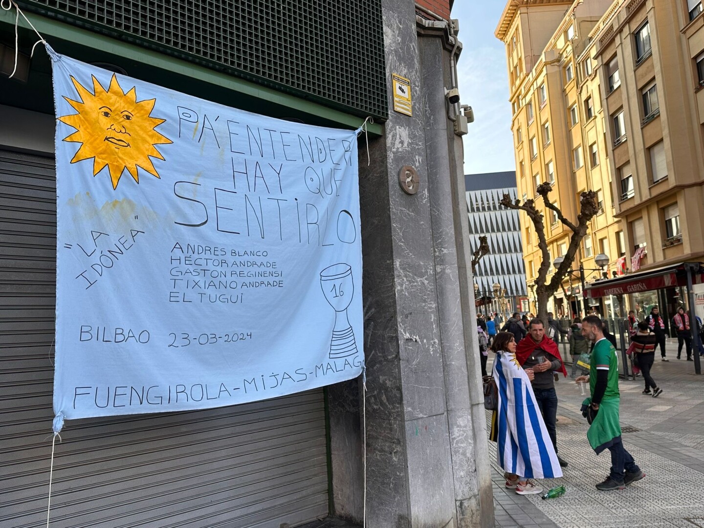 Banderas uruguayas por Bilbao en la previa del encuentro ante País Vasco.