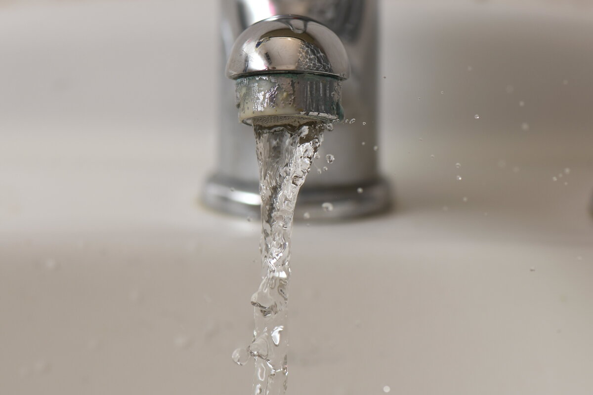 Agua de la canilla corriendo.
