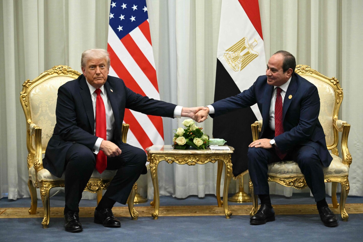 El presidente estadounidense, Donald Trump, se reúne con el presidente egipcio, Abdel Fattah al-Sisi, durante una cumbre sobre Gaza en Sharm el-Sheij el 13 de octubre de 2025.