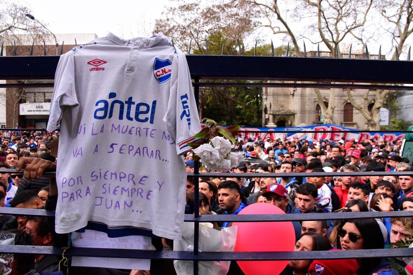 Una camiseta de Nacional con un mensaje en la sede del club tricolor durante el velatorio de Juan Izquierdo.