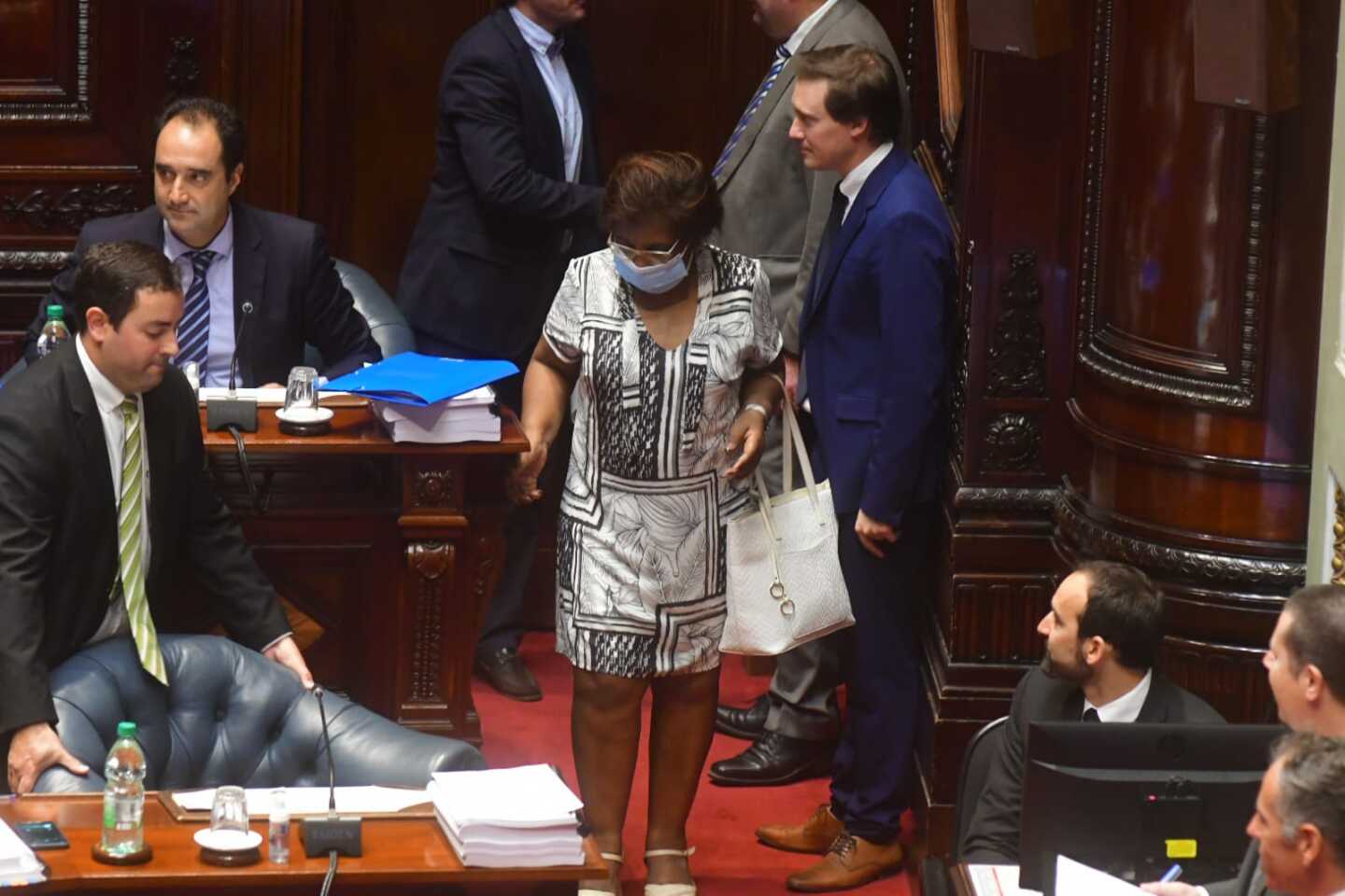 La senadora nacionalista Gloria Rodríguez llega a la cámara alta para dar el voto que le de quórum al oficialismo.