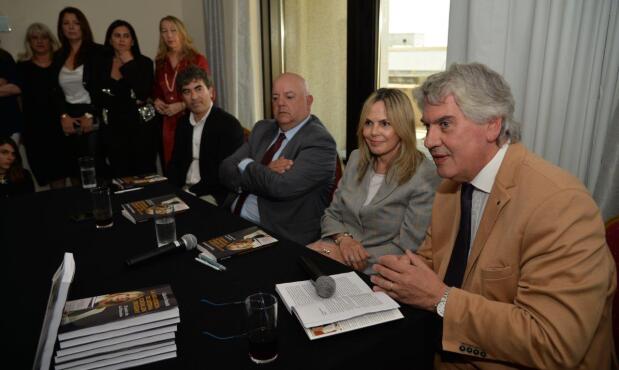 Juan Fagúndez y Enrique Moller acompañaron a la autora en la presentación del libro junto al director de Redacción de El País, Martín Aguirre.