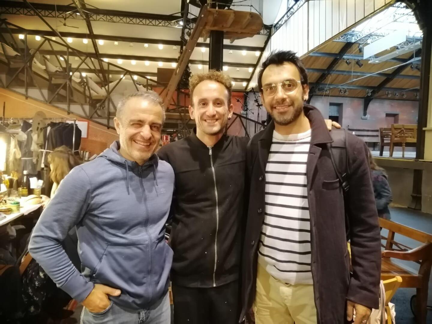 Leonardo Sosa junto a Armand y Xexi, dos actores del Théâtre du Soleil, en Francia.