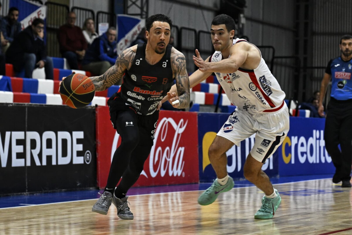 Donald Sims defendido por Bernardo Barrera, en el tercer partido de la serie entre Nacional y Aguada.