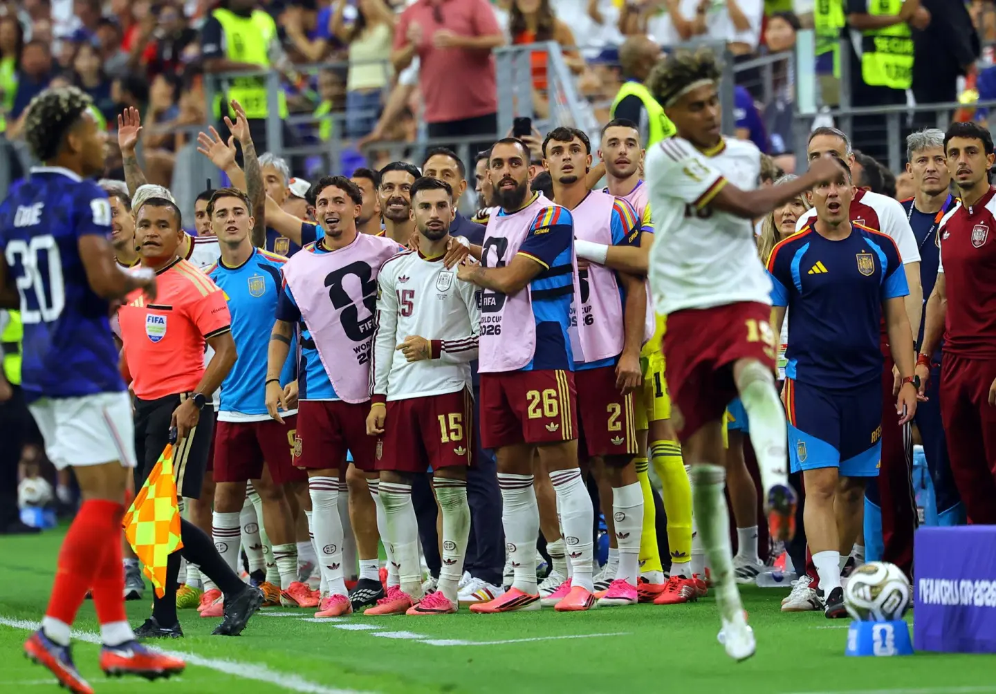 Los jugadores de España expectantes previo al final del partido ante Francia.