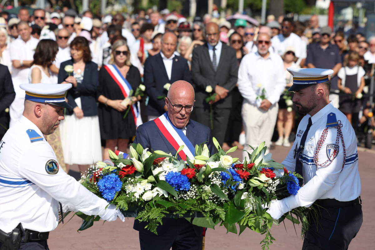 Homenaje. Multitudinaria “marcha silenciosa” en Niza ayer.