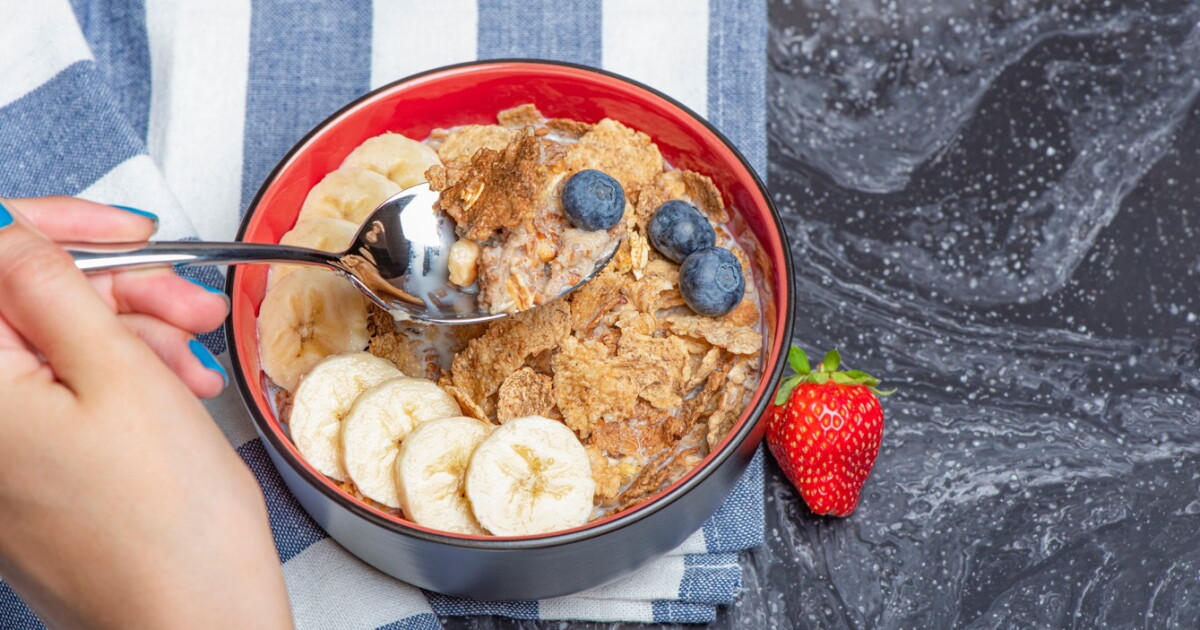 Bowl con yogur, cereales y frutas.