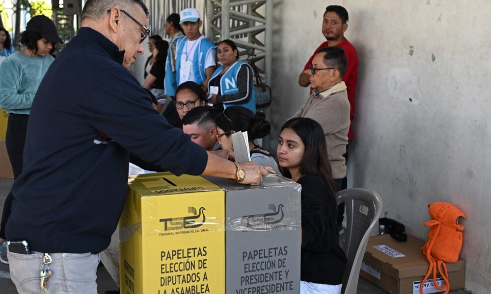 Una persona vota en las elecciones presidenciales de el Salvador. Foto: AFP