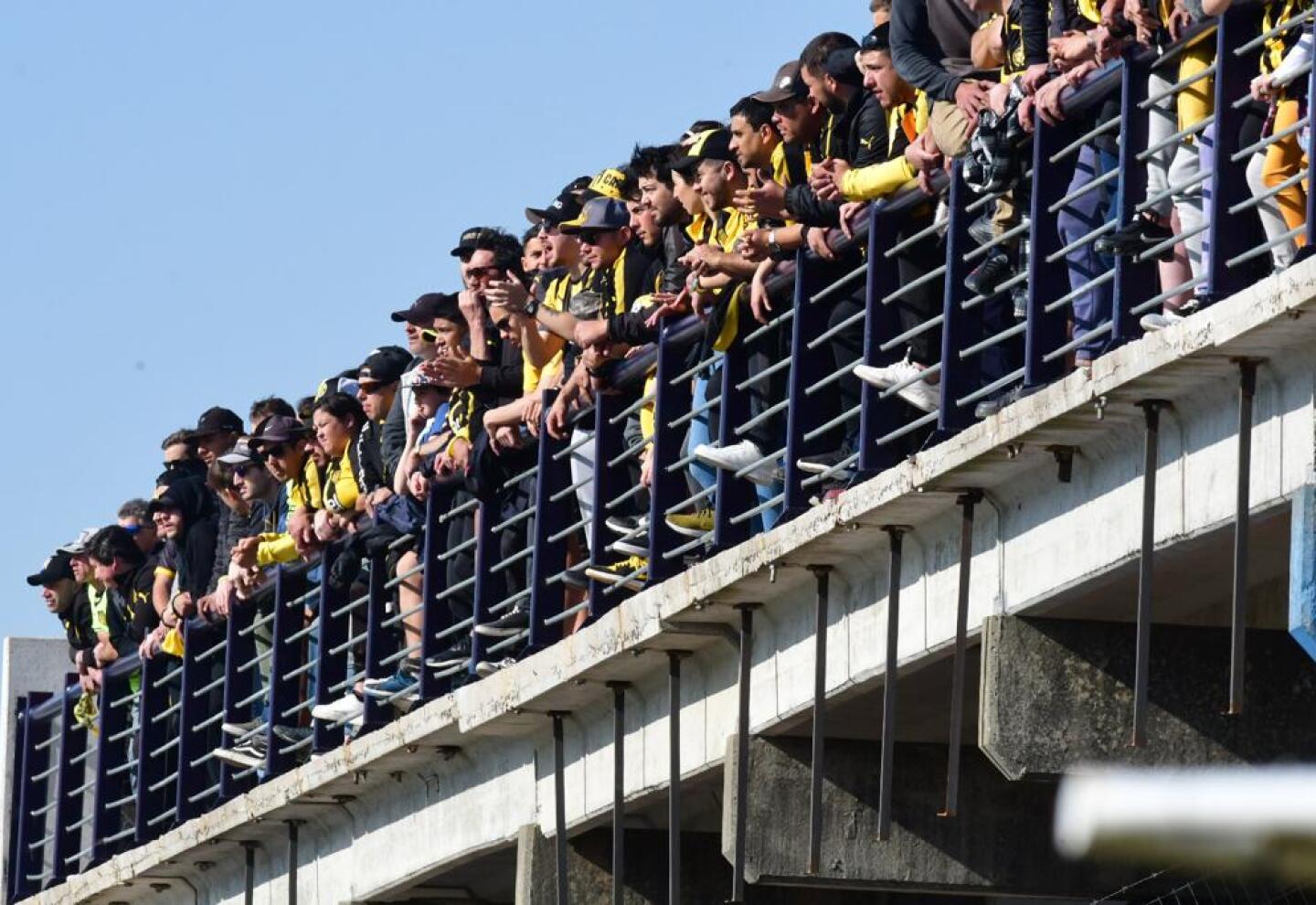 Hinchada de peñarol en el parque artigas de las piedras