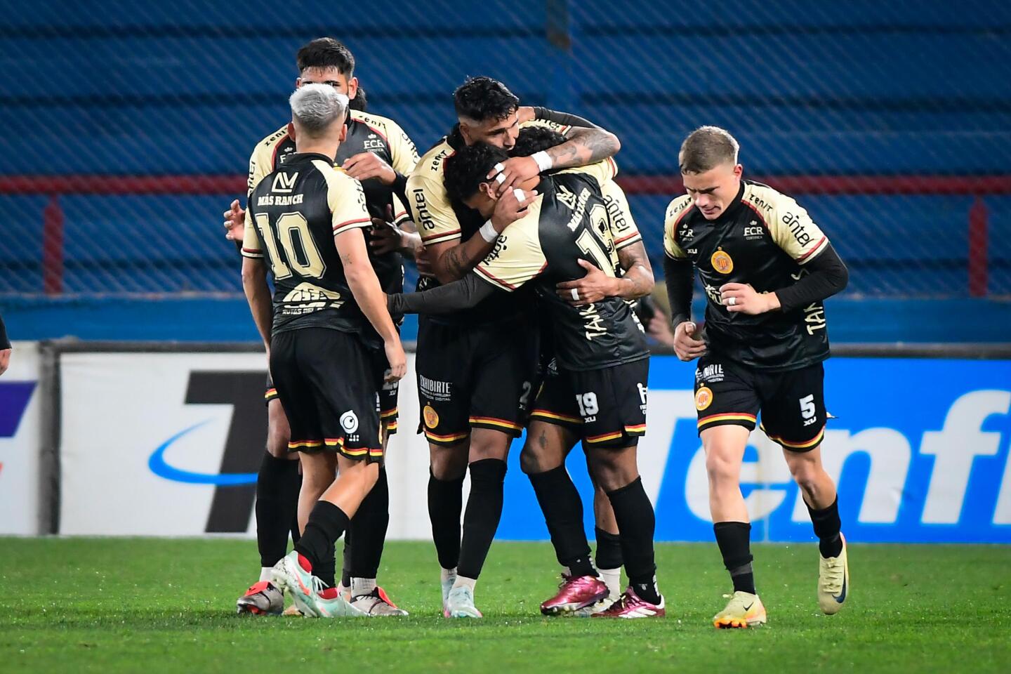 Los jugadores de Progreso celebran el gol de Franco López frente a Nacional.