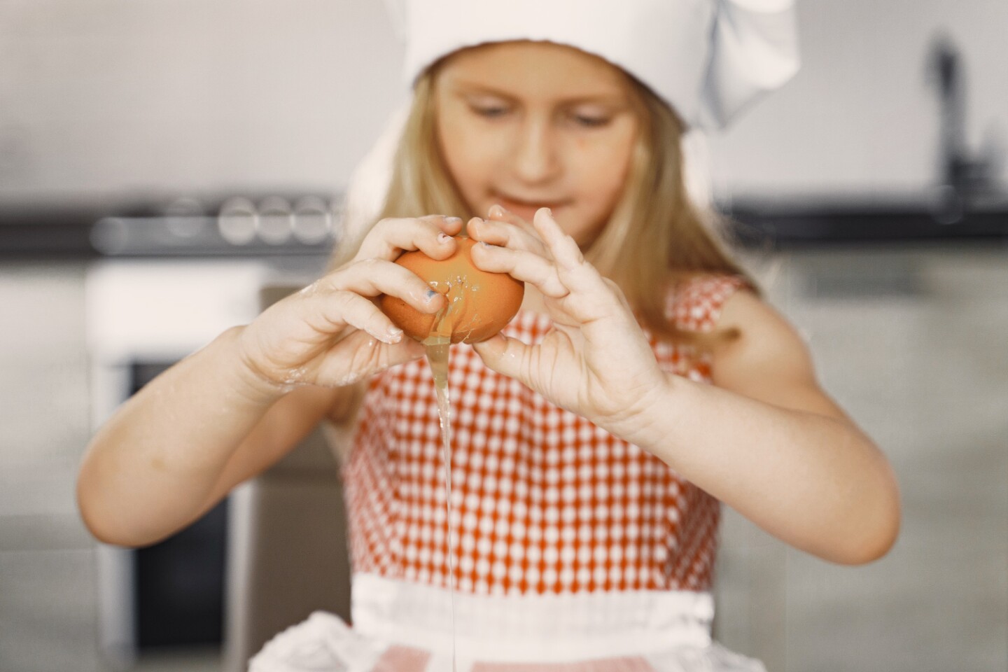 Huevo niña cocina