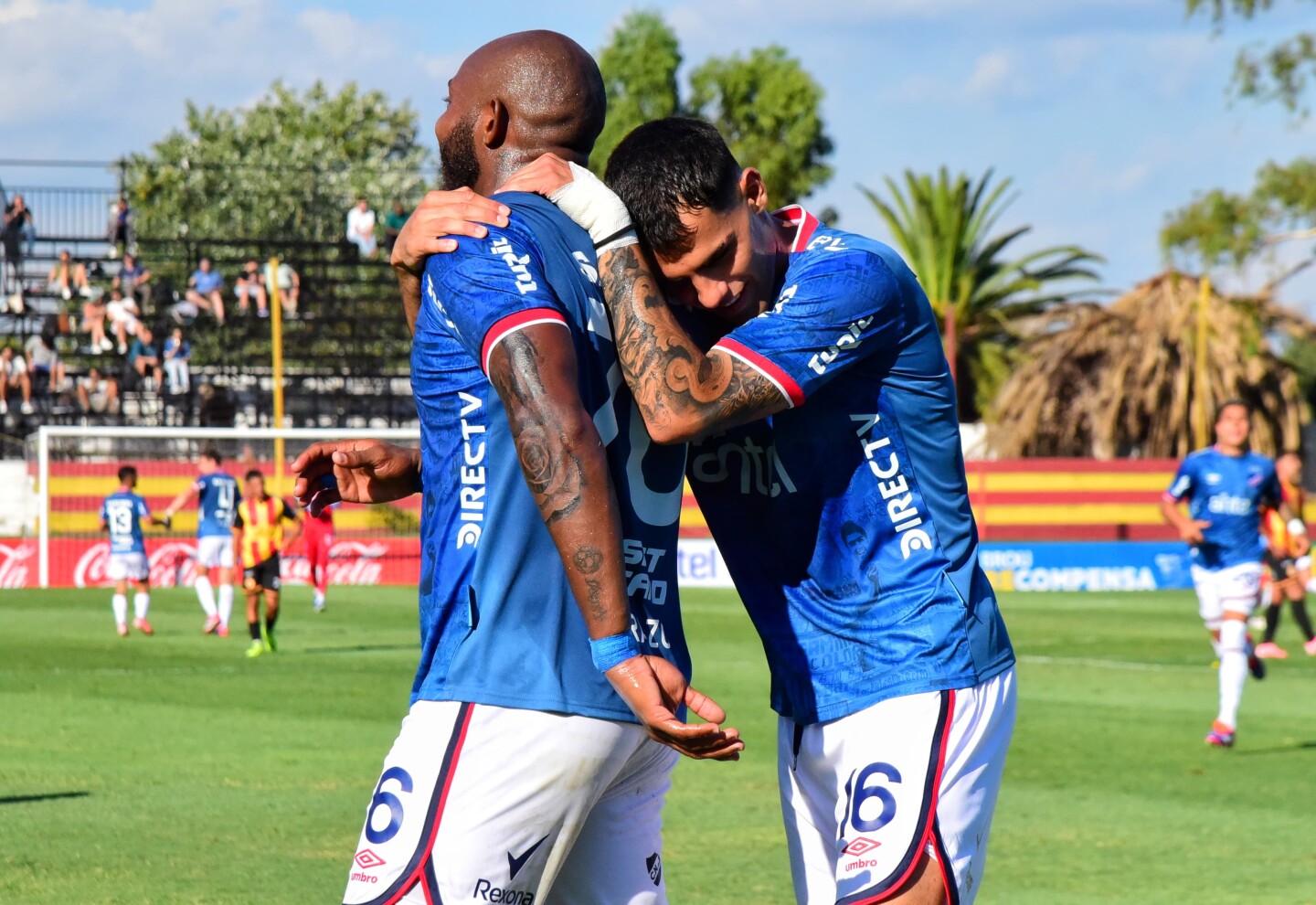 Diego Herazo y Lucas Villalba festejan el gol de Nacional ante Progreso en el Paladino.