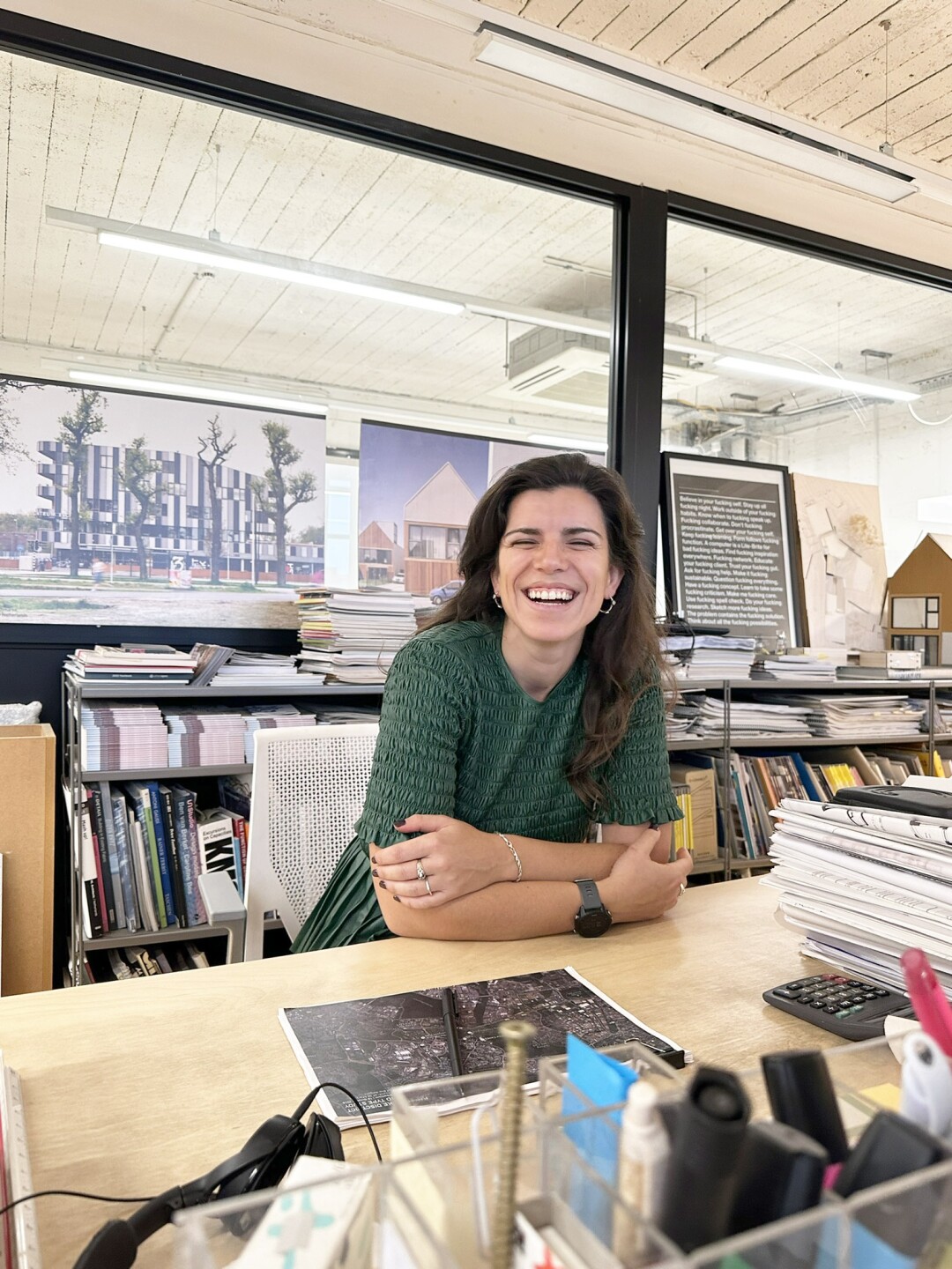 Híbrido. Desde 2023, la arquitecta vive en Montevideo y viaja tres o cuatro veces por año a Londres para seguir de cerca los proyectos.