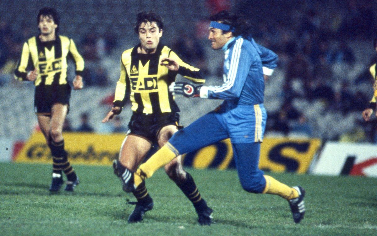 Hugo Gatti against diego Aguirre