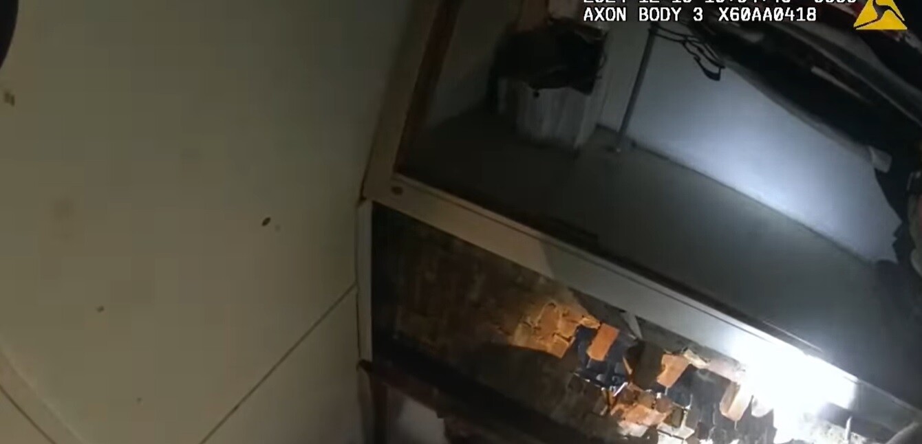 Bomberos rescatan a un hombre atrapado en una chimenea.