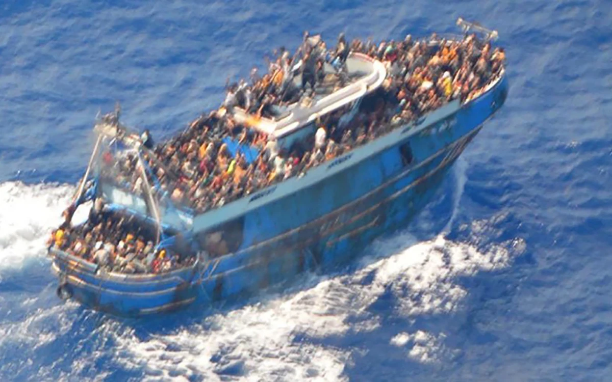 Fuerzas armadas marroquíes rescatan a 201 migrantes que intentaban navegar hacia las Islas Canarias
