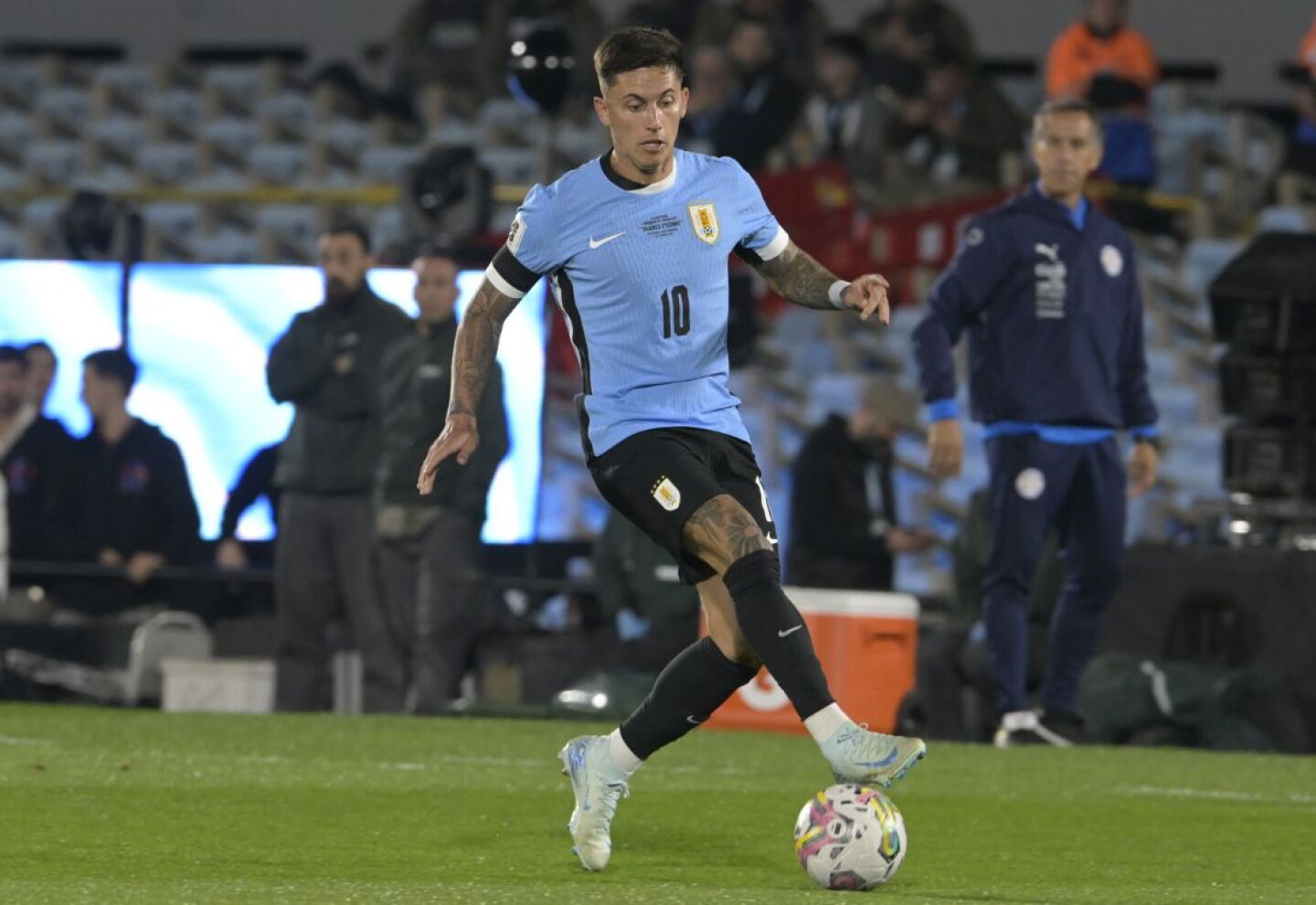 Brian Rodríguez en el partido entre Uruguay y Paraguay en las Eliminatorias.