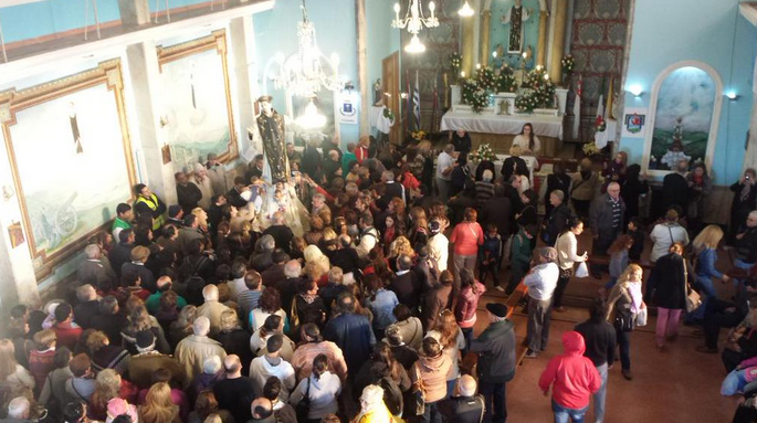 Fieles en la capilla de San Cono el 3 de junio de 2015. Foto: @tvflorida