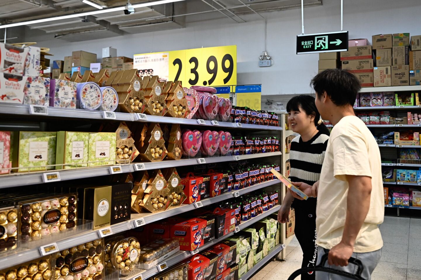 La gente compra productos en un supermercado en la ciudad china de Pekín