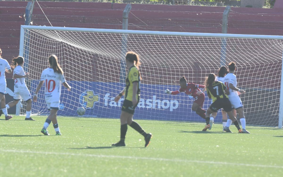 La definición de Wendy Carballo en el clásico entre Peñarol y Nacional por el Uruguayo de fútbol femenino.
