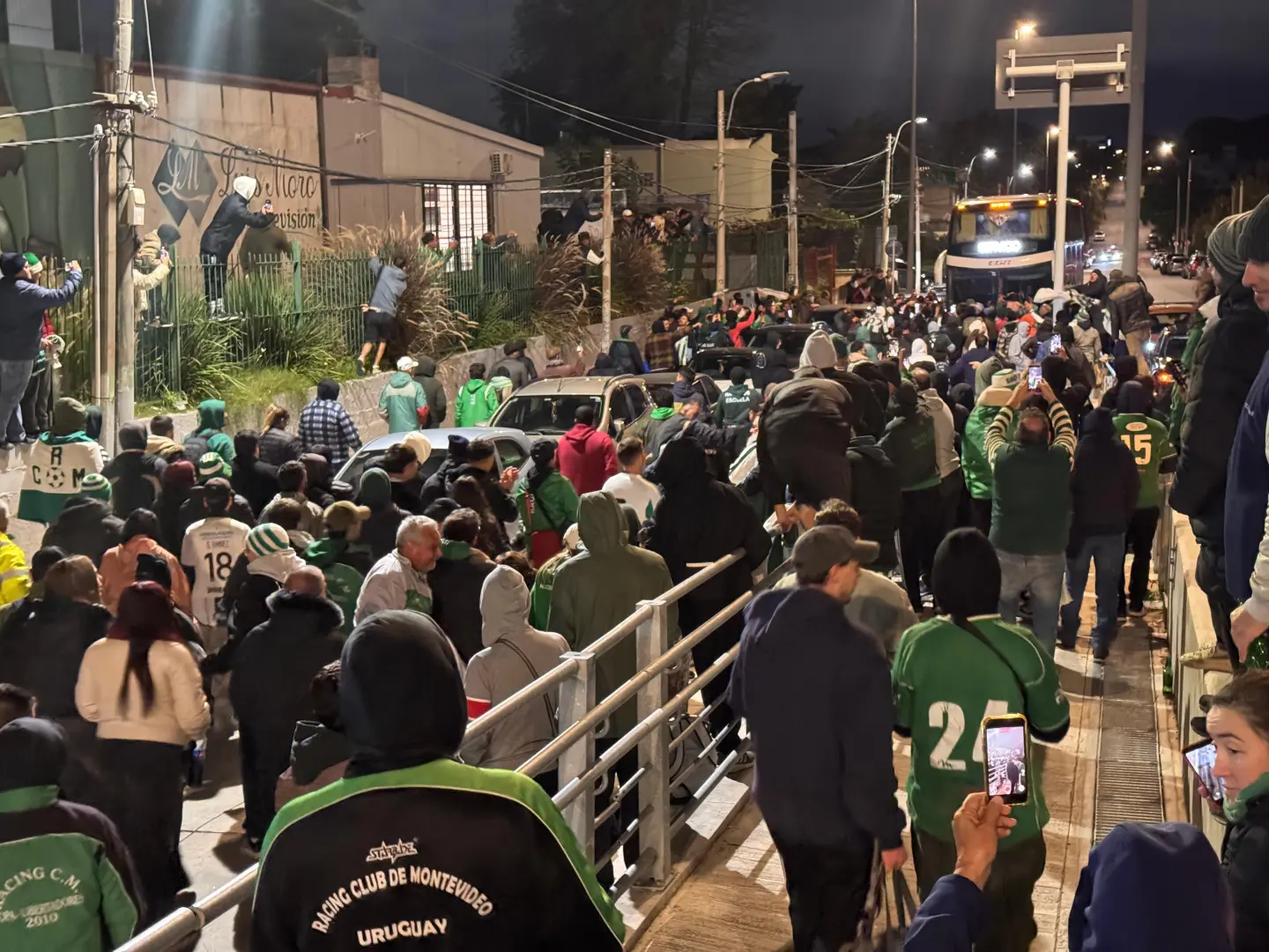 Llegada de los jugadores de Racing al Parque Roberto tras haber ganado el Torneo Apertura.