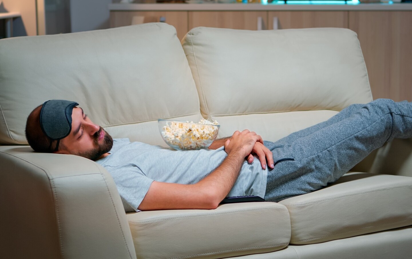 Hombre se queda dormido mirando televisión.