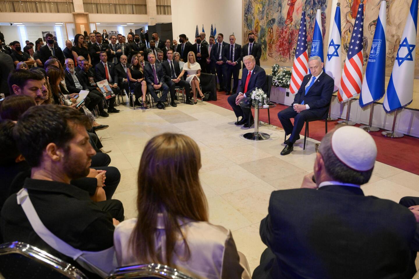 Trump emprendió este lunes una visita relámpago a Israel para reunirse con familiares de los rehenes y dar un discurso en el Parlamento israelí (Knéset) antes de poner rumbo a Egipto, donde tendrá lugar la Cumbre de la Paz.