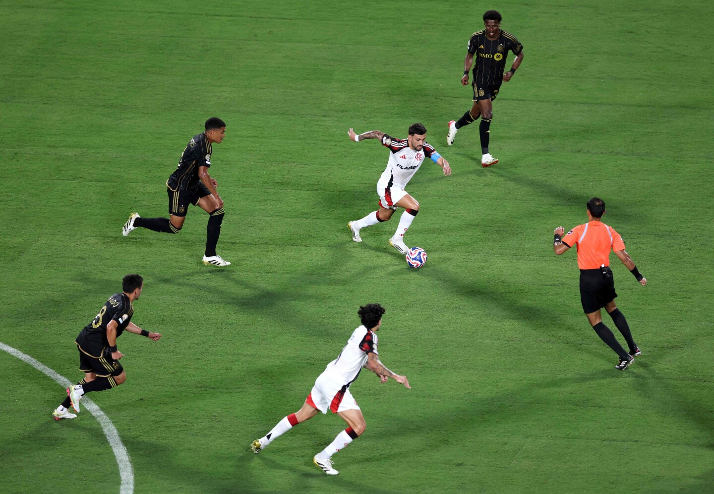 Giorgian de Arrascaeta se lleva la pelota en el partido entre Flamengo y Los Ángeles Fútbol Club (LAFC).