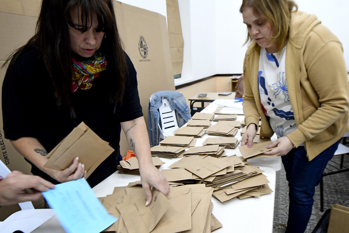 Primera vuelta. Comienzo de conteos de votos en los circuitos.