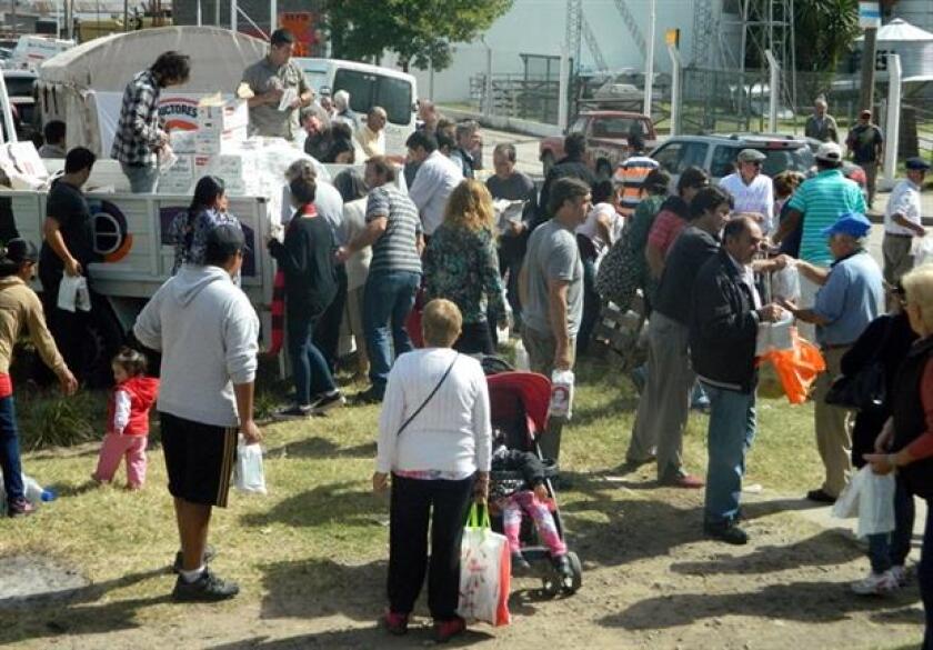 En Tandil, una multitud fue hasta el lugar donde regalaron leche.Foto:C. Mar y Sierras | La Nación.