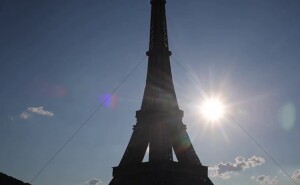 Una torre Eiffel de plástico del océano
