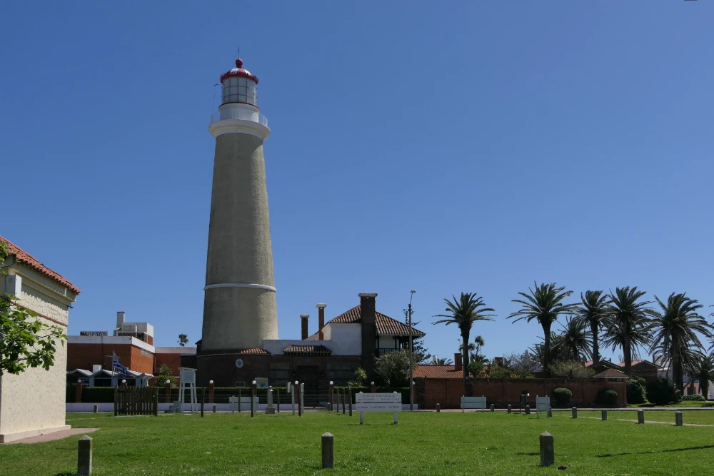 Faro: el edificio más viejo de Punta del Este, construido en 1860. Foto: Ricardo Figueredo
