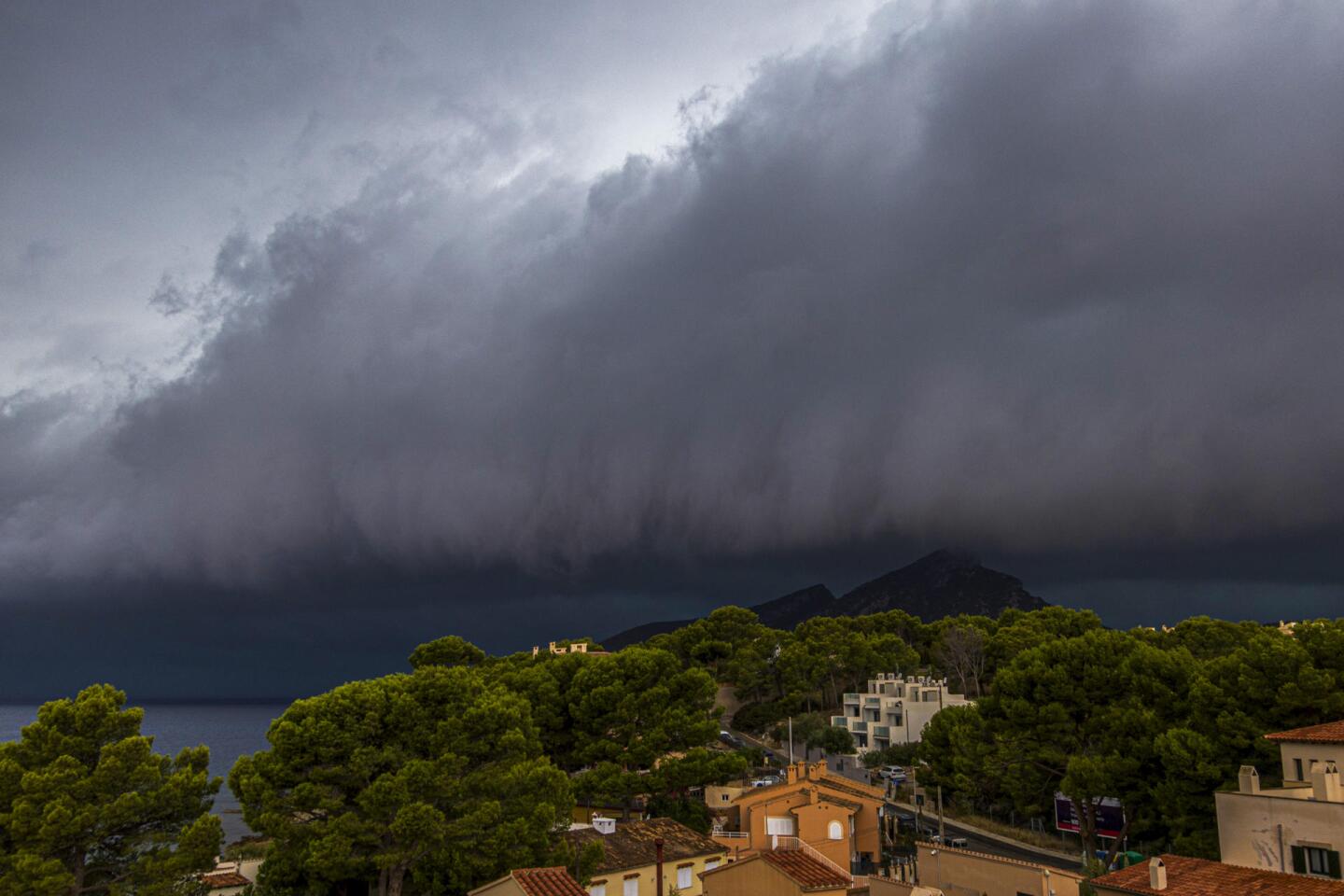 Una gran nube acercándose a la isla de Mallorca.
